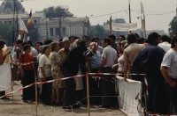 Image of sheet 19903002 photo 34: Angehörige des FSN (Frontul Salvari National) demonstrieren mit Blumen für die Unterstuetzung Ion Illiescus vor Polizisten  in Brasov am 17. Mai 1990. Rumaenien, Europa. // Flowers in front of the policemen, from the fanatical part of the electoral rally of Iliescu.  

19903002 12
Protest; Blumen; Frauen; Polizei; Beamte; Maenner; Uniform; Brasov; Wahlen; Iliescu; Demonstration
Rom Partei Wahlen Romanes
Zigeuner