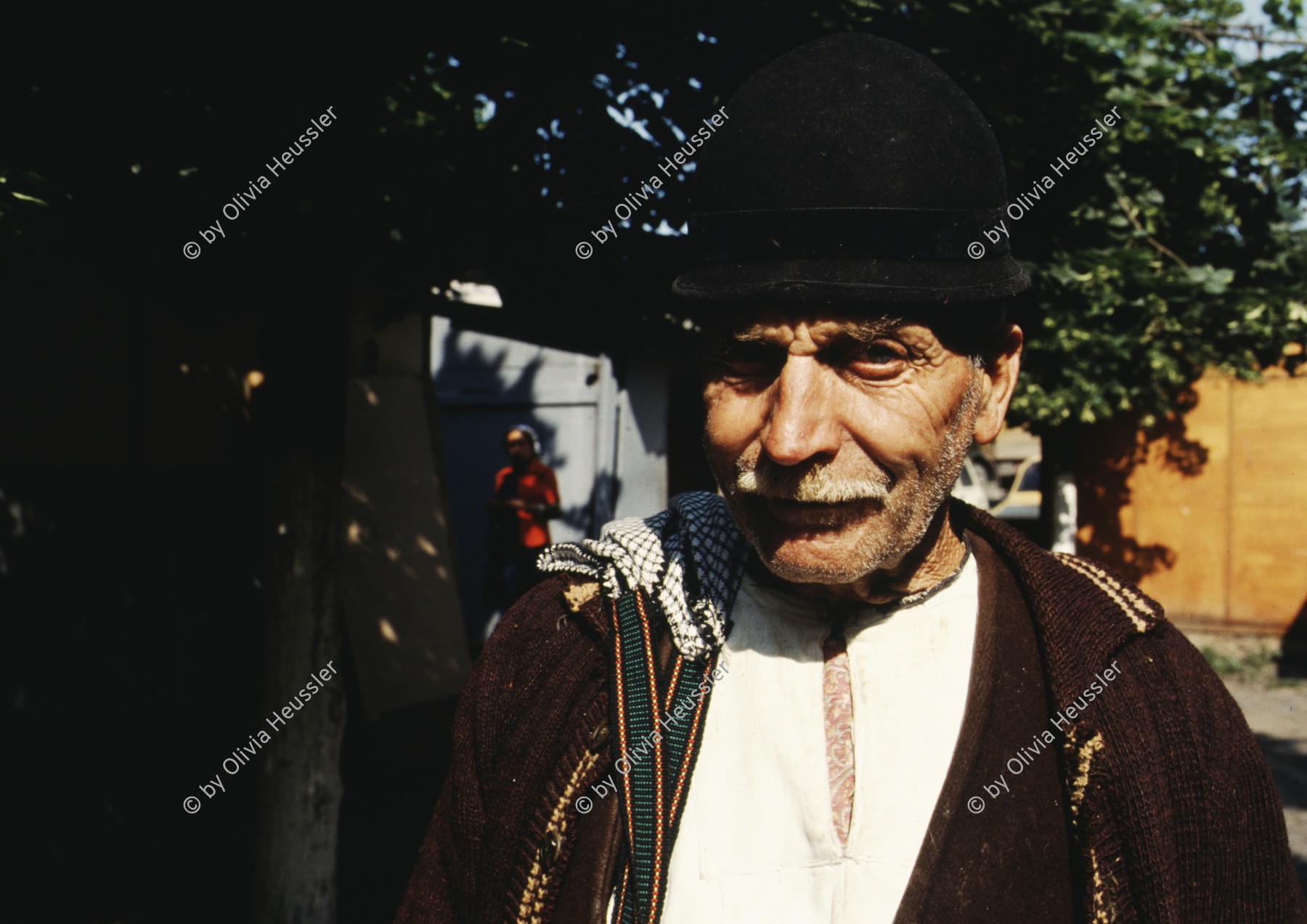 Image of sheet 19903002 photo 35: Ein rumaenischer Bauer mit Hut und Schnurrbart, Bukarest 1990. Rumaenien, Europa.

Bauer; Hut; Schnurrbart; weiss; Hemd; Rumaenien; Mann; Runzeln; Gesicht; Haut; alt; Senior; tradition