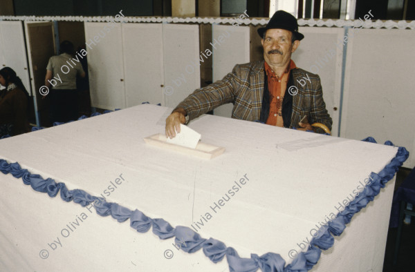 Image of sheet 19903002 photo 36: Angehörige des FSN (Frontul Salvari National) demonstrieren mit Blumen für die Unterstuetzung Ion Illiescus vor Polizisten  in Brasov am 17. Mai 1990. Rumaenien, Europa. // Flowers in front of the policemen, from the fanatical part of the electoral rally of Iliescu.  

19903002 12
Protest; Blumen; Frauen; Polizei; Beamte; Maenner; Uniform; Brasov; Wahlen; Iliescu; Demonstration
Rom Partei Wahlen Romanes
Zigeuner