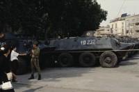 Image of sheet 19903002 photo 37: Angehörige des FSN (Frontul Salvari National) demonstrieren mit Blumen für die Unterstuetzung Ion Illiescus vor Polizisten  in Brasov am 17. Mai 1990. Rumaenien, Europa. // Flowers in front of the policemen, from the fanatical part of the electoral rally of Iliescu.  

19903002 12
Protest; Blumen; Frauen; Polizei; Beamte; Maenner; Uniform; Brasov; Wahlen; Iliescu; Demonstration
Rom Partei Wahlen Romanes
Zigeuner
