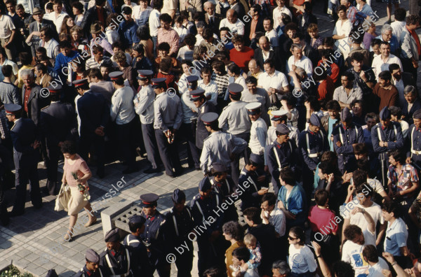 Image of sheet 19903002 photo 4: Angehörige des FSN (Frontul Salvari National) demonstrieren mit Blumen für die Unterstuetzung Ion Illiescus vor Polizisten  in Brasov am 17. Mai 1990. Rumaenien, Europa. // Flowers in front of the policemen, from the fanatical part of the electoral rally of Iliescu.  

19903002 12
Protest; Blumen; Frauen; Polizei; Beamte; Maenner; Uniform; Brasov; Wahlen; Iliescu; Demonstration
Rom Partei Wahlen Romanes
Zigeuner