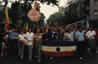 Image of sheet 19903002 photo 43: Angehörige des FSN (Frontul Salvari National) demonstrieren mit Blumen für die Unterstuetzung Ion Illiescus vor Polizisten  in Brasov am 17. Mai 1990. Rumaenien, Europa. // Flowers in front of the policemen, from the fanatical part of the electoral rally of Iliescu.  

19903002 12
Protest; Blumen; Frauen; Polizei; Beamte; Maenner; Uniform; Brasov; Wahlen; Iliescu; Demonstration
Rom Partei Wahlen Romanes
Zigeuner
