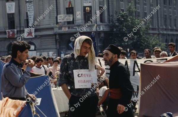 Image of sheet 19903002 photo 44: Angehörige des FSN (Frontul Salvari National) demonstrieren mit Blumen für die Unterstuetzung Ion Illiescus vor Polizisten  in Brasov am 17. Mai 1990. Rumaenien, Europa. // Flowers in front of the policemen, from the fanatical part of the electoral rally of Iliescu.  

19903002 12
Protest; Blumen; Frauen; Polizei; Beamte; Maenner; Uniform; Brasov; Wahlen; Iliescu; Demonstration
Rom Partei Wahlen Romanes
Zigeuner