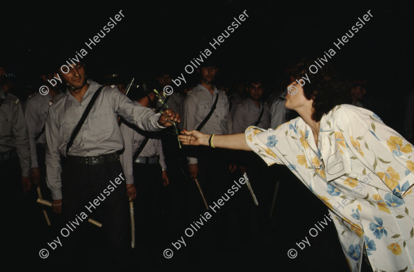 Image of sheet 19903002 photo 45: Angehörige des FSN (Frontul Salvari National) demonstrieren mit Blumen für die Unterstuetzung Ion Illiescus vor Polizisten  in Brasov am 17. Mai 1990. Rumaenien, Europa. // Flowers in front of the policemen, from the fanatical part of the electoral rally of Iliescu.  

19903002 12
Protest; Blumen; Frauen; Polizei; Beamte; Maenner; Uniform; Brasov; Wahlen; Iliescu; Demonstration
Rom Partei Wahlen Romanes
Zigeuner