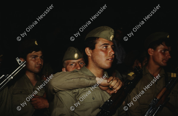 Image of sheet 19903002 photo 46: Angehörige des FSN (Frontul Salvari National) demonstrieren mit Blumen für die Unterstuetzung Ion Illiescus vor Polizisten  in Brasov am 17. Mai 1990. Rumaenien, Europa. // Flowers in front of the policemen, from the fanatical part of the electoral rally of Iliescu.  

19903002 12
Protest; Blumen; Frauen; Polizei; Beamte; Maenner; Uniform; Brasov; Wahlen; Iliescu; Demonstration
Rom Partei Wahlen Romanes
Zigeuner