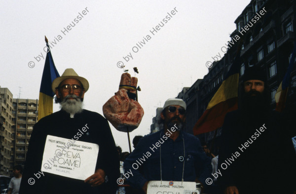 Image of sheet 19903002 photo 48: Angehörige des FSN (Frontul Salvari National) demonstrieren mit Blumen für die Unterstuetzung Ion Illiescus vor Polizisten  in Brasov am 17. Mai 1990. Rumaenien, Europa. // Flowers in front of the policemen, from the fanatical part of the electoral rally of Iliescu.  

19903002 12
Protest; Blumen; Frauen; Polizei; Beamte; Maenner; Uniform; Brasov; Wahlen; Iliescu; Demonstration
Rom Partei Wahlen Romanes
Zigeuner