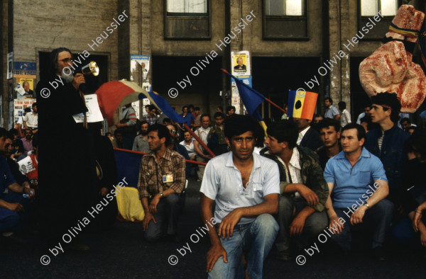 Image of sheet 19903002 photo 49: Angehörige des FSN (Frontul Salvari National) demonstrieren mit Blumen für die Unterstuetzung Ion Illiescus vor Polizisten  in Brasov am 17. Mai 1990. Rumaenien, Europa. // Flowers in front of the policemen, from the fanatical part of the electoral rally of Iliescu.  

19903002 12
Protest; Blumen; Frauen; Polizei; Beamte; Maenner; Uniform; Brasov; Wahlen; Iliescu; Demonstration
Rom Partei Wahlen Romanes
Zigeuner