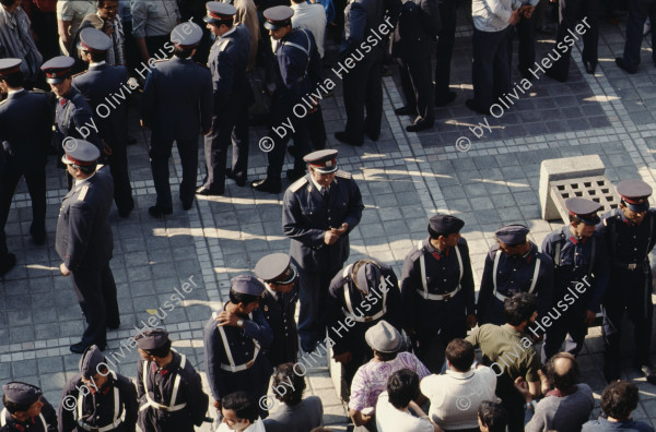 Image of sheet 19903002 photo 5: Angehörige des FSN (Frontul Salvari National) demonstrieren mit Blumen für die Unterstuetzung Ion Illiescus vor Polizisten  in Brasov am 17. Mai 1990. Rumaenien, Europa. // Flowers in front of the policemen, from the fanatical part of the electoral rally of Iliescu.  

19903002 12
Protest; Blumen; Frauen; Polizei; Beamte; Maenner; Uniform; Brasov; Wahlen; Iliescu; Demonstration
Rom Partei Wahlen Romanes
Zigeuner