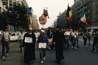 Image of sheet 19903002 photo 50: Angehörige des FSN (Frontul Salvari National) demonstrieren mit Blumen für die Unterstuetzung Ion Illiescus vor Polizisten  in Brasov am 17. Mai 1990. Rumaenien, Europa. // Flowers in front of the policemen, from the fanatical part of the electoral rally of Iliescu.  

19903002 12
Protest; Blumen; Frauen; Polizei; Beamte; Maenner; Uniform; Brasov; Wahlen; Iliescu; Demonstration
Rom Partei Wahlen Romanes
Zigeuner