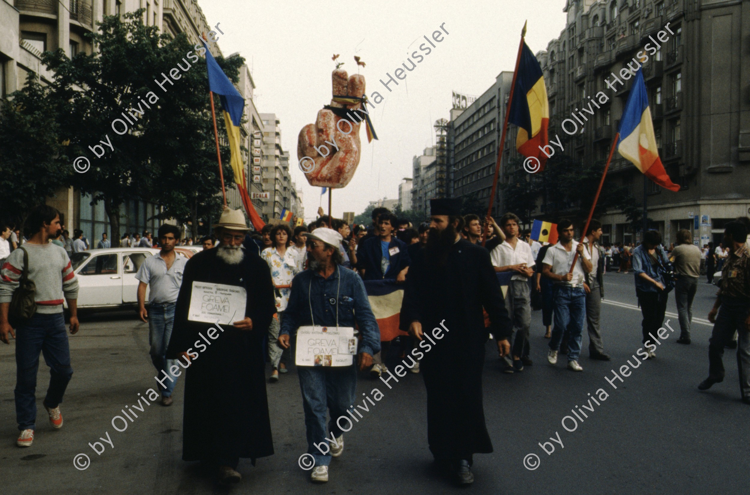 Image of sheet 19903002 photo 50: Angehörige des FSN (Frontul Salvari National) demonstrieren mit Blumen für die Unterstuetzung Ion Illiescus vor Polizisten  in Brasov am 17. Mai 1990. Rumaenien, Europa. // Flowers in front of the policemen, from the fanatical part of the electoral rally of Iliescu.  

19903002 12
Protest; Blumen; Frauen; Polizei; Beamte; Maenner; Uniform; Brasov; Wahlen; Iliescu; Demonstration
Rom Partei Wahlen Romanes
Zigeuner
