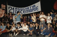 Image of sheet 19903002 photo 51: Angehörige des FSN (Frontul Salvari National) demonstrieren mit Blumen für die Unterstuetzung Ion Illiescus vor Polizisten  in Brasov am 17. Mai 1990. Rumaenien, Europa. // Flowers in front of the policemen, from the fanatical part of the electoral rally of Iliescu.  

19903002 12
Protest; Blumen; Frauen; Polizei; Beamte; Maenner; Uniform; Brasov; Wahlen; Iliescu; Demonstration
Rom Partei Wahlen Romanes
Zigeuner