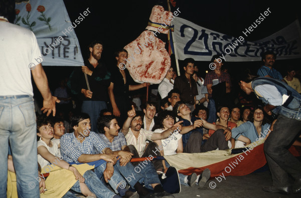 Image of sheet 19903002 photo 52: Angehörige des FSN (Frontul Salvari National) demonstrieren mit Blumen für die Unterstuetzung Ion Illiescus vor Polizisten  in Brasov am 17. Mai 1990. Rumaenien, Europa. // Flowers in front of the policemen, from the fanatical part of the electoral rally of Iliescu.  

19903002 12
Protest; Blumen; Frauen; Polizei; Beamte; Maenner; Uniform; Brasov; Wahlen; Iliescu; Demonstration
Rom Partei Wahlen Romanes
Zigeuner