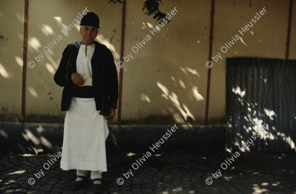 Image of sheet 19903002 photo 54: Angehörige des FSN (Frontul Salvari National) demonstrieren mit Blumen für die Unterstuetzung Ion Illiescus vor Polizisten  in Brasov am 17. Mai 1990. Rumaenien, Europa. // Flowers in front of the policemen, from the fanatical part of the electoral rally of Iliescu.  

19903002 12
Protest; Blumen; Frauen; Polizei; Beamte; Maenner; Uniform; Brasov; Wahlen; Iliescu; Demonstration
Rom Partei Wahlen Romanes
Zigeuner