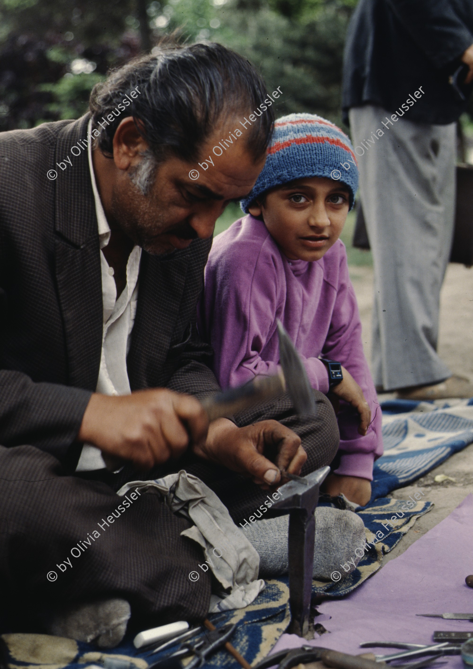 Image of sheet 19903002 photo 59: Arbeit an der Strasse, Bukarest, Rumaenien, 1990.


Arbeit; Sohn; Bube: Junge; blaue; Augen; Vater; Rom; Romanes; Roma; Zigeuner;