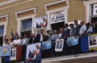 Image of sheet 19903002 photo 6: Angehörige des FSN (Frontul Salvari National) demonstrieren mit Blumen für die Unterstuetzung Ion Illiescus vor Polizisten  in Brasov am 17. Mai 1990. Rumaenien, Europa. // Flowers in front of the policemen, from the fanatical part of the electoral rally of Iliescu.  

19903002 12
Protest; Blumen; Frauen; Polizei; Beamte; Maenner; Uniform; Brasov; Wahlen; Iliescu; Demonstration
Rom Partei Wahlen Romanes
Zigeuner