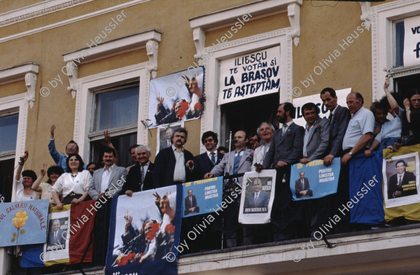 Image of sheet 19903002 photo 6: Angehörige des FSN (Frontul Salvari National) demonstrieren mit Blumen für die Unterstuetzung Ion Illiescus vor Polizisten  in Brasov am 17. Mai 1990. Rumaenien, Europa. // Flowers in front of the policemen, from the fanatical part of the electoral rally of Iliescu.  

19903002 12
Protest; Blumen; Frauen; Polizei; Beamte; Maenner; Uniform; Brasov; Wahlen; Iliescu; Demonstration
Rom Partei Wahlen Romanes
Zigeuner