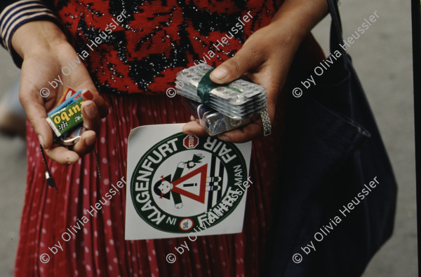 Image of sheet 19903002 photo 60: Angehörige des FSN (Frontul Salvari National) demonstrieren mit Blumen für die Unterstuetzung Ion Illiescus vor Polizisten  in Brasov am 17. Mai 1990. Rumaenien, Europa. // Flowers in front of the policemen, from the fanatical part of the electoral rally of Iliescu.  

19903002 12
Protest; Blumen; Frauen; Polizei; Beamte; Maenner; Uniform; Brasov; Wahlen; Iliescu; Demonstration
Rom Partei Wahlen Romanes
Zigeuner