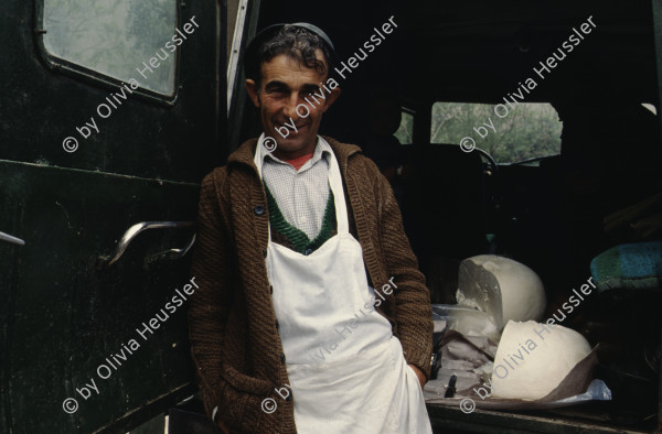 Image of sheet 19903002 photo 65: Angehörige des FSN (Frontul Salvari National) demonstrieren mit Blumen für die Unterstuetzung Ion Illiescus vor Polizisten  in Brasov am 17. Mai 1990. Rumaenien, Europa. // Flowers in front of the policemen, from the fanatical part of the electoral rally of Iliescu.  

19903002 12
Protest; Blumen; Frauen; Polizei; Beamte; Maenner; Uniform; Brasov; Wahlen; Iliescu; Demonstration
Rom Partei Wahlen Romanes
Zigeuner