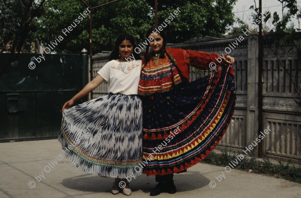 Image of sheet 19903002 photo 66: Angehörige des FSN (Frontul Salvari National) demonstrieren mit Blumen für die Unterstuetzung Ion Illiescus vor Polizisten  in Brasov am 17. Mai 1990. Rumaenien, Europa. // Flowers in front of the policemen, from the fanatical part of the electoral rally of Iliescu.  

19903002 12
Protest; Blumen; Frauen; Polizei; Beamte; Maenner; Uniform; Brasov; Wahlen; Iliescu; Demonstration
Rom Partei Wahlen Romanes
Zigeuner