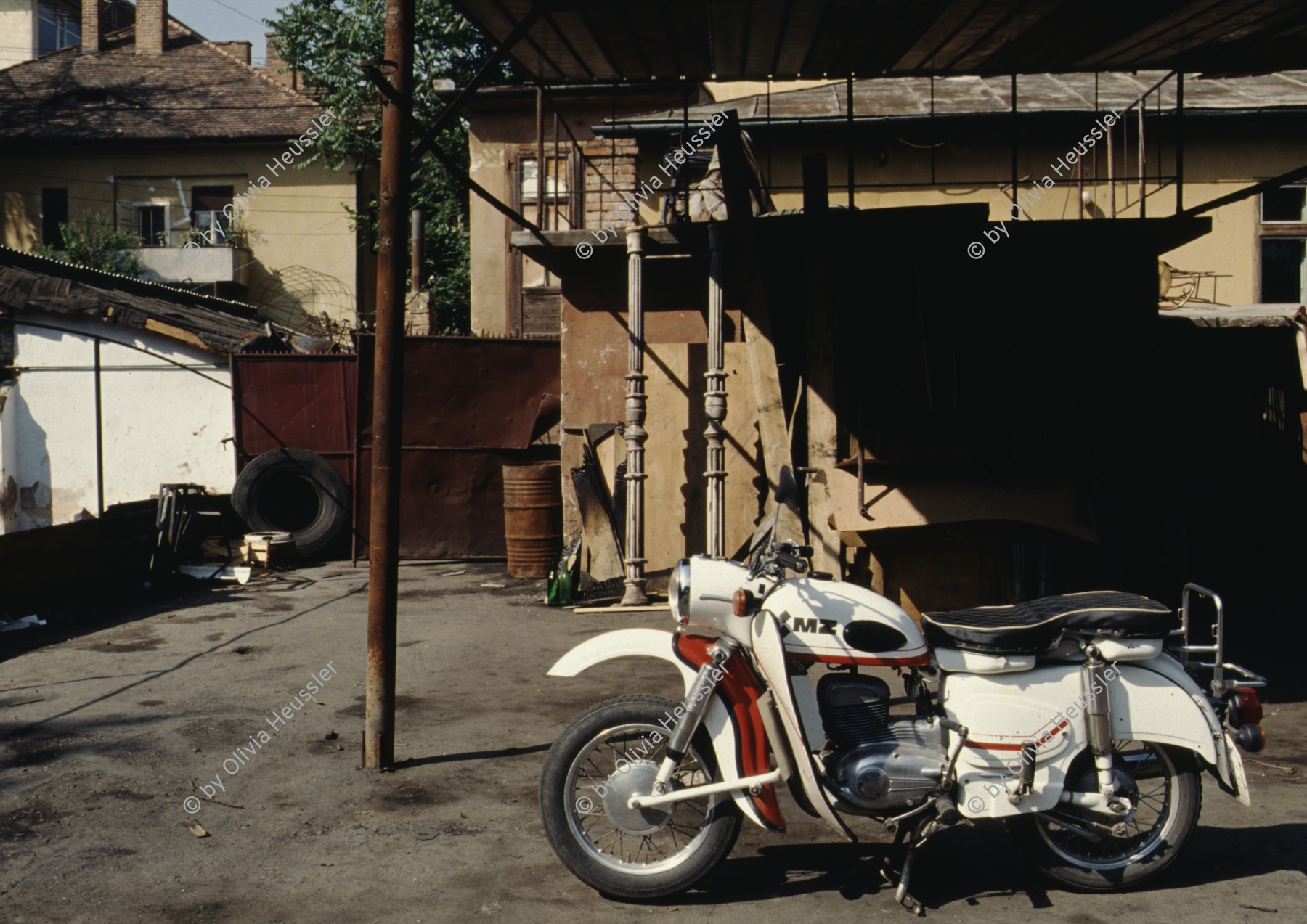 Image of sheet 19903002 photo 68: Ein weisses Motorrad ES 250 Marke MZ der Motorradwerke Zschopau Rumaenien, 1990. 


Motorrad; MZ; Rumaenien ; Europe