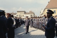 Image of sheet 19903002 photo 7: Angehörige des FSN (Frontul Salvari National) demonstrieren mit Blumen für die Unterstuetzung Ion Illiescus vor Polizisten  in Brasov am 17. Mai 1990. Rumaenien, Europa. // Flowers in front of the policemen, from the fanatical part of the electoral rally of Iliescu.  

19903002 12
Protest; Blumen; Frauen; Polizei; Beamte; Maenner; Uniform; Brasov; Wahlen; Iliescu; Demonstration
Rom Partei Wahlen Romanes
Zigeuner