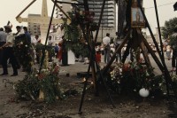Image of sheet 19903002 photo 74: Angehörige des FSN (Frontul Salvari National) demonstrieren mit Blumen für die Unterstuetzung Ion Illiescus vor Polizisten  in Brasov am 17. Mai 1990. Rumaenien, Europa. // Flowers in front of the policemen, from the fanatical part of the electoral rally of Iliescu.  

19903002 12
Protest; Blumen; Frauen; Polizei; Beamte; Maenner; Uniform; Brasov; Wahlen; Iliescu; Demonstration
Rom Partei Wahlen Romanes
Zigeuner