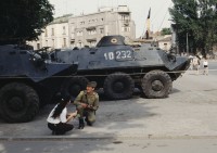 Image of sheet 19903002 photo 76: Ein Soldat erhaelt von einer jungen Frau eine Blume, Bukarest, Rumaenien 1990.