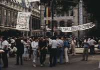 Image of sheet 19903002 photo 78: Demonstration mit Spruchbaendern gegen die Regierung in Bukarest, Rumaenien, 1990. 


Protest; Politik; Kommunismus; freie; Zone; Kommunistenfreiezone; Menschen