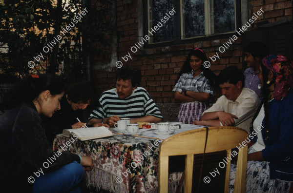 Image of sheet 19903002 photo 79: Angehörige des FSN (Frontul Salvari National) demonstrieren mit Blumen für die Unterstuetzung Ion Illiescus vor Polizisten  in Brasov am 17. Mai 1990. Rumaenien, Europa. // Flowers in front of the policemen, from the fanatical part of the electoral rally of Iliescu.  

19903002 12
Protest; Blumen; Frauen; Polizei; Beamte; Maenner; Uniform; Brasov; Wahlen; Iliescu; Demonstration
Rom Partei Wahlen Romanes
Zigeuner