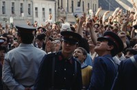 Image of sheet 19903002 photo 8: Angehörige des FSN (Frontul Salvari National) demonstrieren mit Blumen für die Unterstuetzung Ion Illiescus vor Polizisten  in Brasov am 17. Mai 1990. Rumaenien, Europa. // Flowers in front of the policemen, from the fanatical part of the electoral rally of Iliescu.  

19903002 12
Protest; Blumen; Frauen; Polizei; Beamte; Maenner; Uniform; Brasov; Wahlen; Iliescu; Demonstration
Rom Partei Wahlen Romanes
Zigeuner