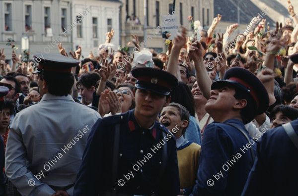 Image of sheet 19903002 photo 8: Angehörige des FSN (Frontul Salvari National) demonstrieren mit Blumen für die Unterstuetzung Ion Illiescus vor Polizisten  in Brasov am 17. Mai 1990. Rumaenien, Europa. // Flowers in front of the policemen, from the fanatical part of the electoral rally of Iliescu.  

19903002 12
Protest; Blumen; Frauen; Polizei; Beamte; Maenner; Uniform; Brasov; Wahlen; Iliescu; Demonstration
Rom Partei Wahlen Romanes
Zigeuner