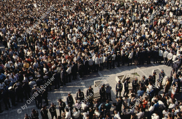 Image of sheet 19903002 photo 85: Angehörige des FSN (Frontul Salvari National) demonstrieren mit Blumen für die Unterstuetzung Ion Illiescus vor Polizisten  in Brasov am 17. Mai 1990. Rumaenien, Europa. // Flowers in front of the policemen, from the fanatical part of the electoral rally of Iliescu.  

19903002 12
Protest; Blumen; Frauen; Polizei; Beamte; Maenner; Uniform; Brasov; Wahlen; Iliescu; Demonstration
Rom Partei Wahlen Romanes
Zigeuner