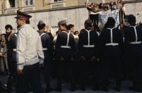 Image of sheet 19903002 photo 86: Angehörige des FSN (Frontul Salvari National) demonstrieren mit Blumen für die Unterstuetzung Ion Illiescus vor Polizisten  in Brasov am 17. Mai 1990. Rumaenien, Europa. // Flowers in front of the policemen, from the fanatical part of the electoral rally of Iliescu.  

19903002 12
Protest; Blumen; Frauen; Polizei; Beamte; Maenner; Uniform; Brasov; Wahlen; Iliescu; Demonstration
Rom Partei Wahlen Romanes
Zigeuner