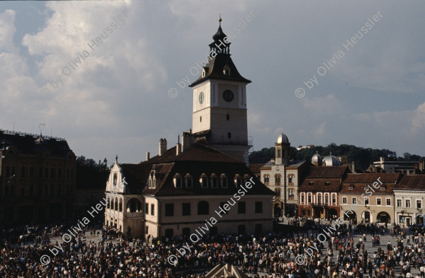 Image of sheet 19903002 photo 87: Angehörige des FSN (Frontul Salvari National) demonstrieren mit Blumen für die Unterstuetzung Ion Illiescus vor Polizisten  in Brasov am 17. Mai 1990. Rumaenien, Europa. // Flowers in front of the policemen, from the fanatical part of the electoral rally of Iliescu.  

19903002 12
Protest; Blumen; Frauen; Polizei; Beamte; Maenner; Uniform; Brasov; Wahlen; Iliescu; Demonstration
Rom Partei Wahlen Romanes
Zigeuner