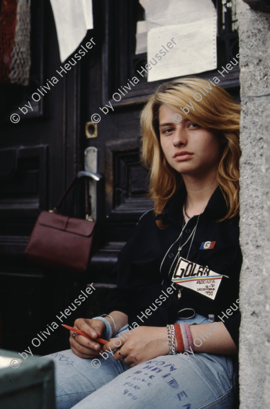 Image of sheet 19903002 photo 89: Angehörige des FSN (Frontul Salvari National) demonstrieren mit Blumen für die Unterstuetzung Ion Illiescus vor Polizisten  in Brasov am 17. Mai 1990. Rumaenien, Europa. // Flowers in front of the policemen, from the fanatical part of the electoral rally of Iliescu.  

19903002 12
Protest; Blumen; Frauen; Polizei; Beamte; Maenner; Uniform; Brasov; Wahlen; Iliescu; Demonstration
Rom Partei Wahlen Romanes
Zigeuner