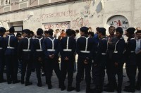 Image of sheet 19903002 photo 9: Angehörige des FSN (Frontul Salvari National) demonstrieren mit Blumen für die Unterstuetzung Ion Illiescus vor Polizisten  in Brasov am 17. Mai 1990. Rumaenien, Europa. // Flowers in front of the policemen, from the fanatical part of the electoral rally of Iliescu.  

19903002 12
Protest; Blumen; Frauen; Polizei; Beamte; Maenner; Uniform; Brasov; Wahlen; Iliescu; Demonstration
Rom Partei Wahlen Romanes
Zigeuner