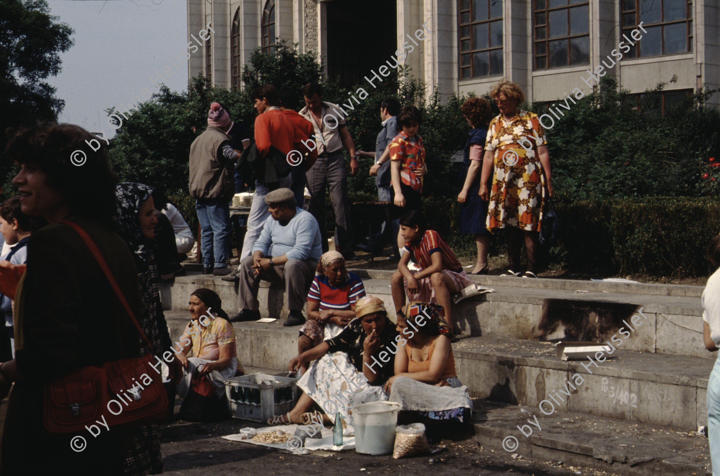 Image of sheet 19903002 photo 90: Angehörige des FSN (Frontul Salvari National) demonstrieren mit Blumen für die Unterstuetzung Ion Illiescus vor Polizisten  in Brasov am 17. Mai 1990. Rumaenien, Europa. // Flowers in front of the policemen, from the fanatical part of the electoral rally of Iliescu.  

19903002 12
Protest; Blumen; Frauen; Polizei; Beamte; Maenner; Uniform; Brasov; Wahlen; Iliescu; Demonstration
Rom Partei Wahlen Romanes
Zigeuner