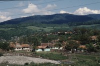 Image of sheet 19903002 photo 91: Angehörige des FSN (Frontul Salvari National) demonstrieren mit Blumen für die Unterstuetzung Ion Illiescus vor Polizisten  in Brasov am 17. Mai 1990. Rumaenien, Europa. // Flowers in front of the policemen, from the fanatical part of the electoral rally of Iliescu.  

19903002 12
Protest; Blumen; Frauen; Polizei; Beamte; Maenner; Uniform; Brasov; Wahlen; Iliescu; Demonstration
Rom Partei Wahlen Romanes
Zigeuner