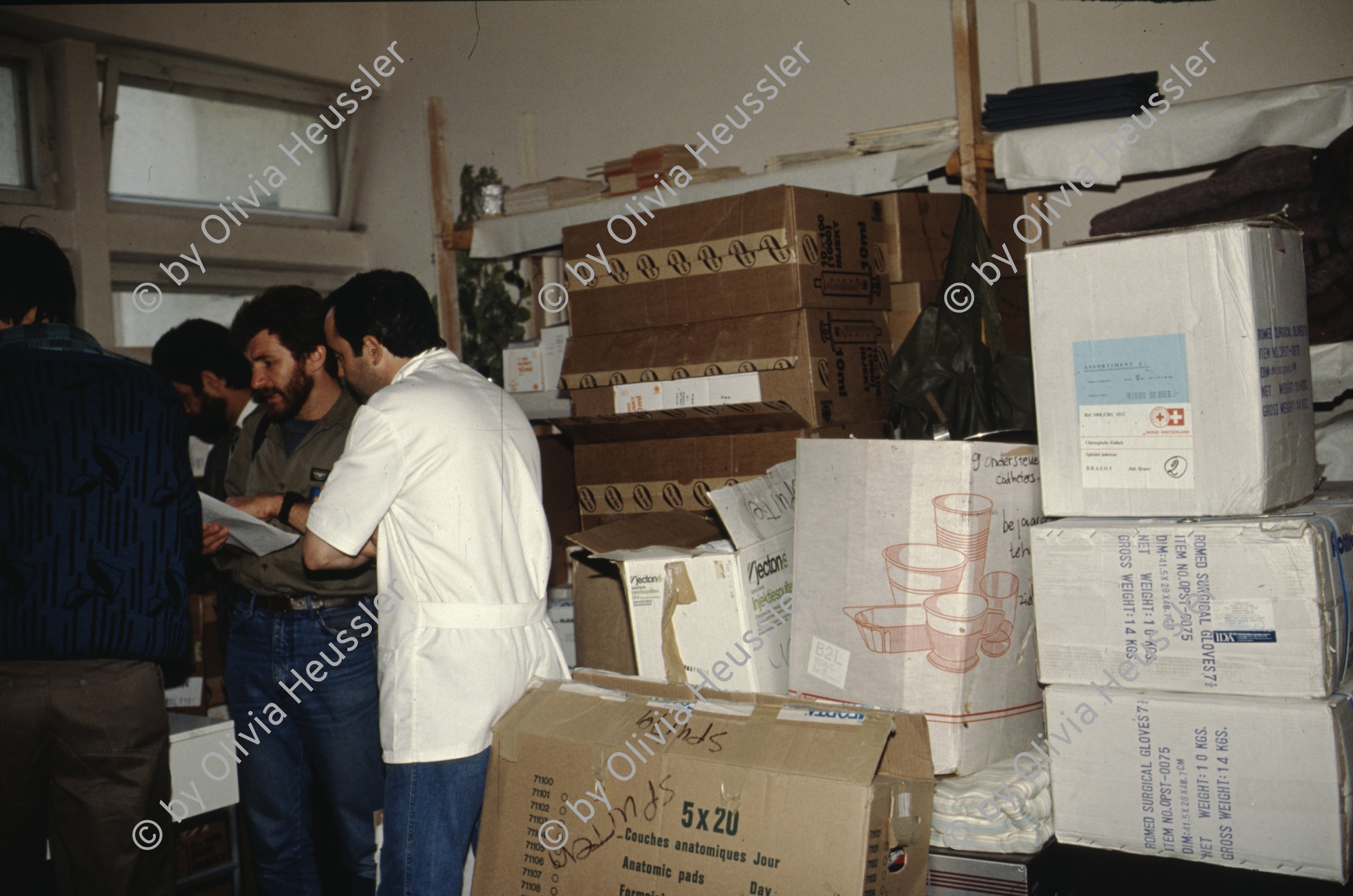 Image of sheet 19903002 photo 95: Angehörige des FSN (Frontul Salvari National) demonstrieren mit Blumen für die Unterstuetzung Ion Illiescus vor Polizisten  in Brasov am 17. Mai 1990. Rumaenien, Europa. // Flowers in front of the policemen, from the fanatical part of the electoral rally of Iliescu.  

19903002 12
Protest; Blumen; Frauen; Polizei; Beamte; Maenner; Uniform; Brasov; Wahlen; Iliescu; Demonstration
Rom Partei Wahlen Romanes
Zigeuner