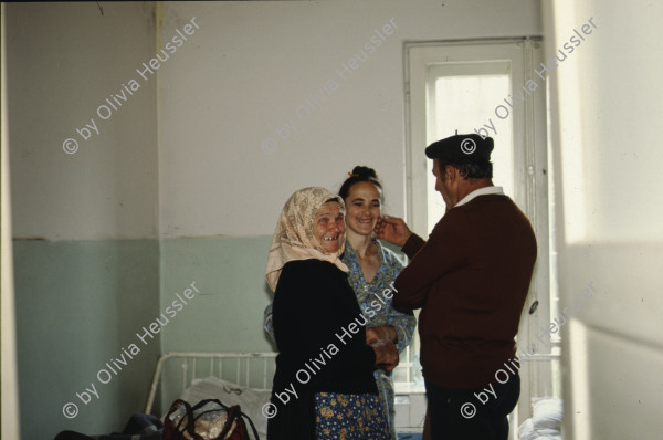 Image of sheet 19903002 photo 97: Angehörige des FSN (Frontul Salvari National) demonstrieren mit Blumen für die Unterstuetzung Ion Illiescus vor Polizisten  in Brasov am 17. Mai 1990. Rumaenien, Europa. // Flowers in front of the policemen, from the fanatical part of the electoral rally of Iliescu.  

19903002 12
Protest; Blumen; Frauen; Polizei; Beamte; Maenner; Uniform; Brasov; Wahlen; Iliescu; Demonstration
Rom Partei Wahlen Romanes
Zigeuner