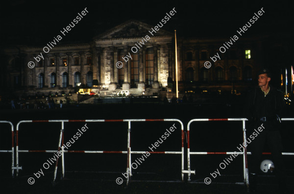 Image of sheet 19903003 photo 103: Während den Feierlichkeiten zur Wiedervereinigung von Ost- und Westdeutschland am Brandenburgertor, Berlin DDR 2. Oktober 1990.
Vietnamesische Vertragsarbeiterinnen mit ihren Neugeborenen nach der Kuendigung. 28. September 1990. Marzahn, Berlin, Deutschland, Europa.

19903003 15
Frauen; Vertragsarbeiterinnen; Vietnam; Imigrantinnen; Emigrantinnen; gekuendet; Kuendigung; Arbeit; arbeitslos; Plattenbau; Siedlung; DDR ; Berlin ; Germany ; Europe