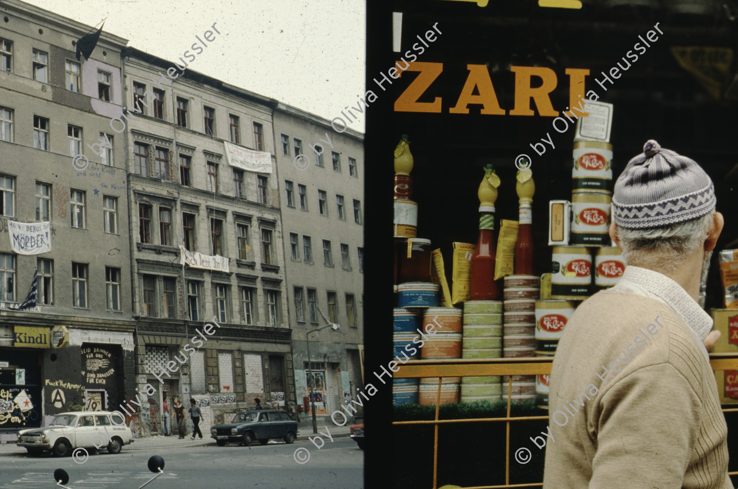 Image of sheet 19903003 photo 111: Während den Feierlichkeiten zur Wiedervereinigung von Ost- und Westdeutschland am Brandenburgertor, Berlin DDR 2. Oktober 1990.
Vietnamesische Vertragsarbeiterinnen mit ihren Neugeborenen nach der Kuendigung. 28. September 1990. Marzahn, Berlin, Deutschland, Europa.

19903003 15
Frauen; Vertragsarbeiterinnen; Vietnam; Imigrantinnen; Emigrantinnen; gekuendet; Kuendigung; Arbeit; arbeitslos; Plattenbau; Siedlung; DDR ; Berlin ; Germany ; Europe