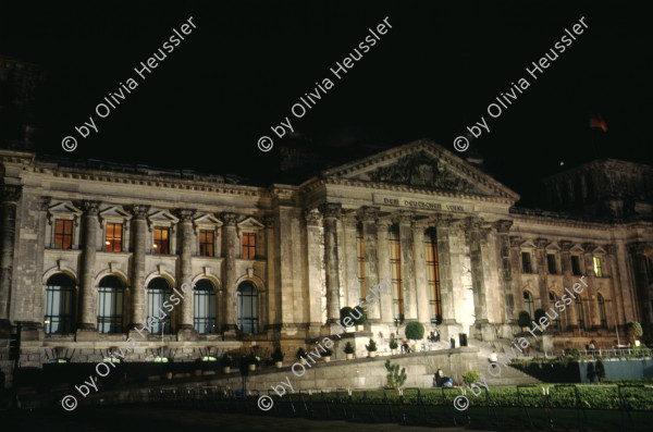 Image of sheet 19903003 photo 119: Während den Feierlichkeiten zur Wiedervereinigung von Ost- und Westdeutschland am Brandenburgertor, Berlin DDR 2. Oktober 1990.
Vietnamesische Vertragsarbeiterinnen mit ihren Neugeborenen nach der Kuendigung. 28. September 1990. Marzahn, Berlin, Deutschland, Europa.

19903003 15
Frauen; Vertragsarbeiterinnen; Vietnam; Imigrantinnen; Emigrantinnen; gekuendet; Kuendigung; Arbeit; arbeitslos; Plattenbau; Siedlung; DDR ; Berlin ; Germany ; Europe