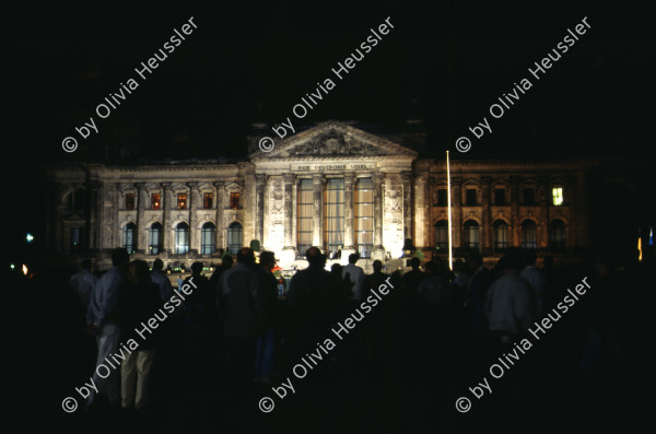 Image of sheet 19903003 photo 120: Während den Feierlichkeiten zur Wiedervereinigung von Ost- und Westdeutschland am Brandenburgertor, Berlin DDR 2. Oktober 1990.
Vietnamesische Vertragsarbeiterinnen mit ihren Neugeborenen nach der Kuendigung. 28. September 1990. Marzahn, Berlin, Deutschland, Europa.

19903003 15
Frauen; Vertragsarbeiterinnen; Vietnam; Imigrantinnen; Emigrantinnen; gekuendet; Kuendigung; Arbeit; arbeitslos; Plattenbau; Siedlung; DDR ; Berlin ; Germany ; Europe