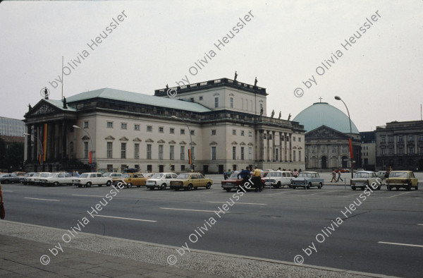 Image of sheet 19903003 photo 125: Während den Feierlichkeiten zur Wiedervereinigung von Ost- und Westdeutschland am Brandenburgertor, Berlin DDR 2. Oktober 1990.
Vietnamesische Vertragsarbeiterinnen mit ihren Neugeborenen nach der Kuendigung. 28. September 1990. Marzahn, Berlin, Deutschland, Europa.

19903003 15
Frauen; Vertragsarbeiterinnen; Vietnam; Imigrantinnen; Emigrantinnen; gekuendet; Kuendigung; Arbeit; arbeitslos; Plattenbau; Siedlung; DDR ; Berlin ; Germany ; Europe