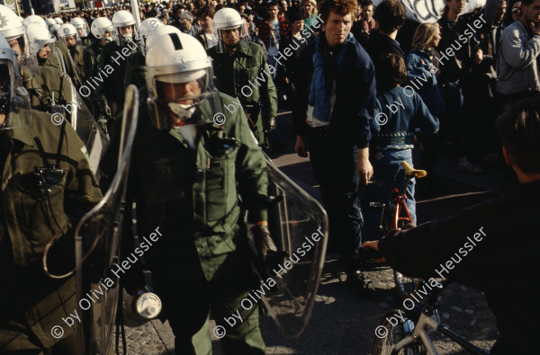 Image of sheet 19903003 photo 126: Während den Feierlichkeiten zur Wiedervereinigung von Ost- und Westdeutschland am Brandenburgertor, Berlin DDR 2. Oktober 1990.
Vietnamesische Vertragsarbeiterinnen mit ihren Neugeborenen nach der Kuendigung. 28. September 1990. Marzahn, Berlin, Deutschland, Europa.

19903003 15
Frauen; Vertragsarbeiterinnen; Vietnam; Imigrantinnen; Emigrantinnen; gekuendet; Kuendigung; Arbeit; arbeitslos; Plattenbau; Siedlung; DDR ; Berlin ; Germany ; Europe