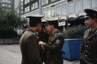 Image of sheet 19903003 photo 127: Während den Feierlichkeiten zur Wiedervereinigung von Ost- und Westdeutschland am Brandenburgertor, Berlin DDR 2. Oktober 1990.
Vietnamesische Vertragsarbeiterinnen mit ihren Neugeborenen nach der Kuendigung. 28. September 1990. Marzahn, Berlin, Deutschland, Europa.

19903003 15
Frauen; Vertragsarbeiterinnen; Vietnam; Imigrantinnen; Emigrantinnen; gekuendet; Kuendigung; Arbeit; arbeitslos; Plattenbau; Siedlung; DDR ; Berlin ; Germany ; Europe