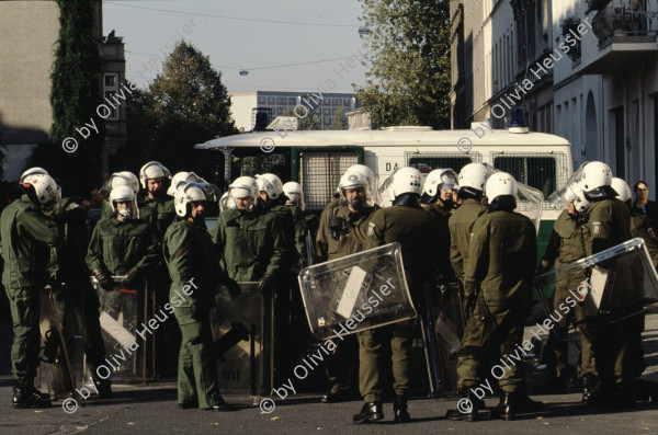 Image of sheet 19903003 photo 128: Während den Feierlichkeiten zur Wiedervereinigung von Ost- und Westdeutschland am Brandenburgertor, Berlin DDR 2. Oktober 1990.
Vietnamesische Vertragsarbeiterinnen mit ihren Neugeborenen nach der Kuendigung. 28. September 1990. Marzahn, Berlin, Deutschland, Europa.

19903003 15
Frauen; Vertragsarbeiterinnen; Vietnam; Imigrantinnen; Emigrantinnen; gekuendet; Kuendigung; Arbeit; arbeitslos; Plattenbau; Siedlung; DDR ; Berlin ; Germany ; Europe