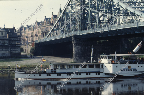 Image of sheet 19903003 photo 132: Während den Feierlichkeiten zur Wiedervereinigung von Ost- und Westdeutschland am Brandenburgertor, Berlin DDR 2. Oktober 1990.
Vietnamesische Vertragsarbeiterinnen mit ihren Neugeborenen nach der Kuendigung. 28. September 1990. Marzahn, Berlin, Deutschland, Europa.

19903003 15
Frauen; Vertragsarbeiterinnen; Vietnam; Imigrantinnen; Emigrantinnen; gekuendet; Kuendigung; Arbeit; arbeitslos; Plattenbau; Siedlung; DDR ; Berlin ; Germany ; Europe