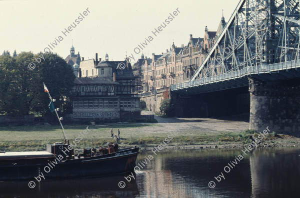 Image of sheet 19903003 photo 133: Während den Feierlichkeiten zur Wiedervereinigung von Ost- und Westdeutschland am Brandenburgertor, Berlin DDR 2. Oktober 1990.
Vietnamesische Vertragsarbeiterinnen mit ihren Neugeborenen nach der Kuendigung. 28. September 1990. Marzahn, Berlin, Deutschland, Europa.

19903003 15
Frauen; Vertragsarbeiterinnen; Vietnam; Imigrantinnen; Emigrantinnen; gekuendet; Kuendigung; Arbeit; arbeitslos; Plattenbau; Siedlung; DDR ; Berlin ; Germany ; Europe